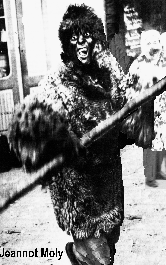 Ours d&eacute;cha&icirc;n&eacute; devant la Porte de France, il s'agit de Jeannot Moly